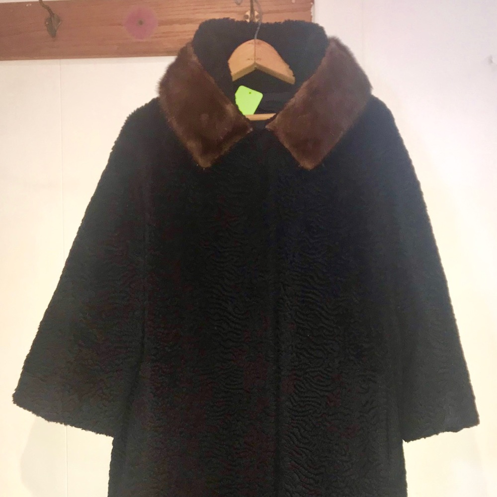 Gorgeous Vintage black coat with mink collar